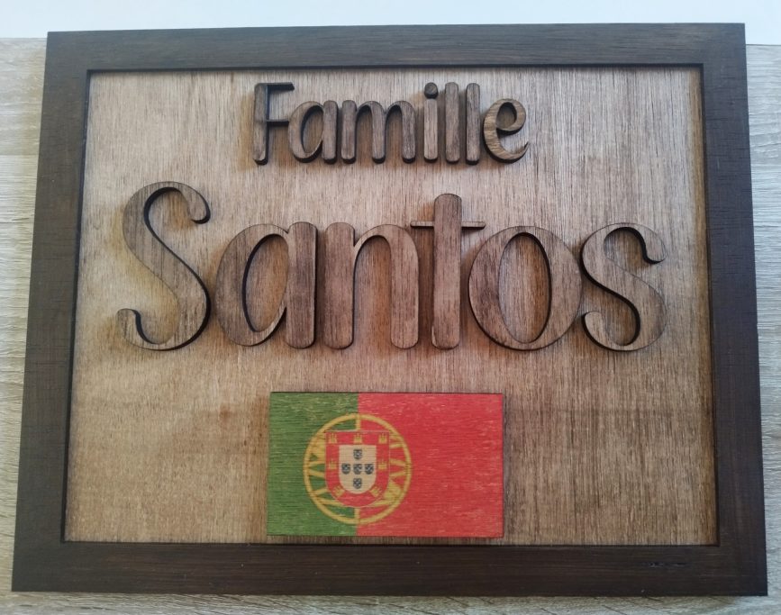 Plaque en bois gravée "Famille Santos" avec le drapeau du Portugal.