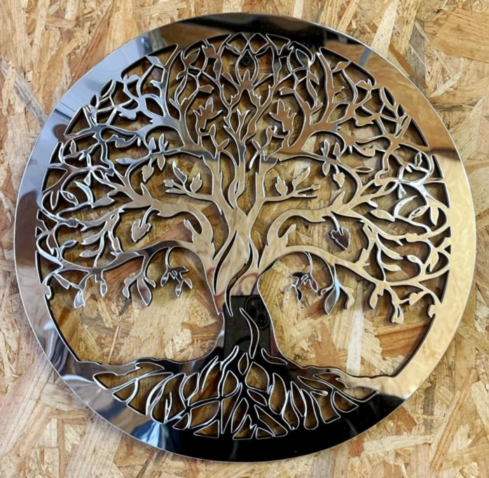 Décoration en métal représentant un arbre aux branches et racines entrelacées.